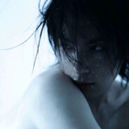 他拿我报批跳皮筋