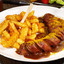 Pommes mit Currywurst