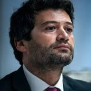 Um pouco mais à direita