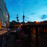 这个世界破破烂烂，但总有人缝缝补补