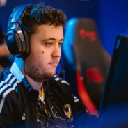 载物打开电脑在玩CS2.exe