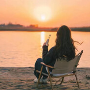 一人撑伞两人行