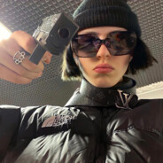 她上了那台路虎揽胜