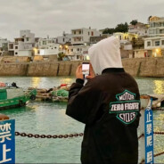 我们坐在岩石上看海