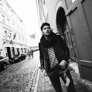 咫尺天涯是路人