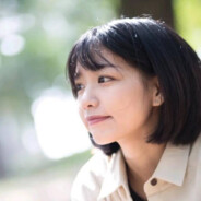 忽惊春到小桃枝