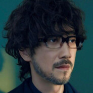 紧紧握着青花信物信守