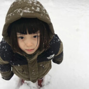 场景两个人一起散步