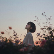 她像含苞待放的花骨朵