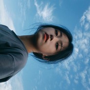 她说她是晒黑的