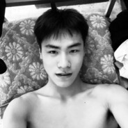 头戴三叉束发紫金冠