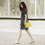 行走在街头的畅