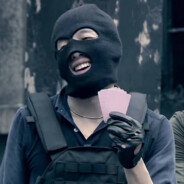 头戴三叉束发紫金冠百