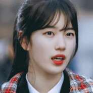 带竹蜻蜓穿过森林