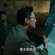 手拿冻鱼追一路，我是