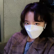 抓住爱玲的手紧紧不放