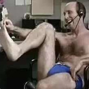 抠脚的手穿过你的黑发