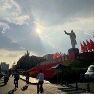 清晨战旗空中飘