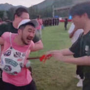 坐轮椅在B点观光