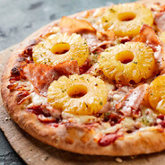 Пицца с ананасами