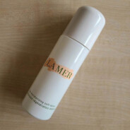 给女大学生涂精粹水