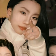 她在墙角贩卖火柴