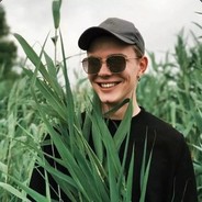 面带微笑探草丛