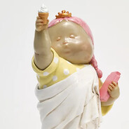 把冰淇淋举起来