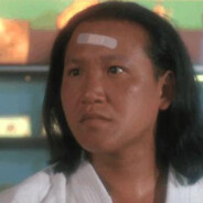 被蒙面人打败的黒熊