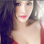 挥舞着鸡翅膀的男人