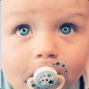 蹦着过马路的秃顶大叔