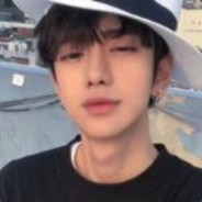 自带背景音乐的男子