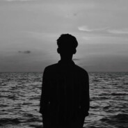 可她教我亲嘴呢