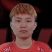 再粉的她，被人抓着的