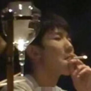 王源中门点支烟