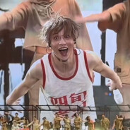 她像天外来物一样