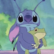 吃着牛奶味饼干的小熊