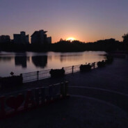 落日与晚霞不及你万分