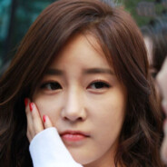 我问她为什么晴天打伞，她说避太阳了