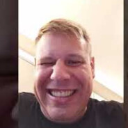 ze starym na plecach