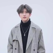 穿背带裤头梳中分爱打