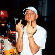 statuie in fata portii