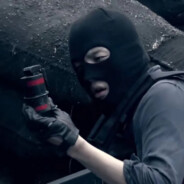 干拉白给玩手机