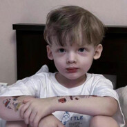 手捧过气的玫瑰