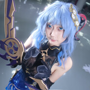 她笑起来呆呆的