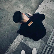 松树下的小明
