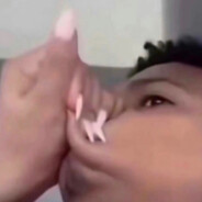 穿露背毛衣做性感人妻