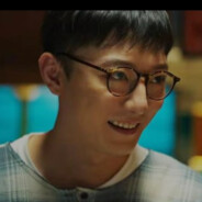 手拿冻鱼高启盛