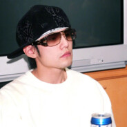 头低低的周同学