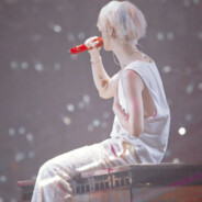 一人撑伞两人行